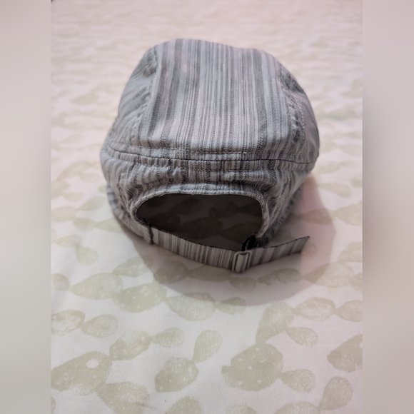 Woman's Lululemon hat - Picture 3 of 5